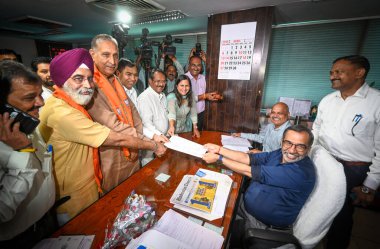 NEW DELHI INDIA APRIL 21 Nisan 2025 BJP liderleri Raja Iqbal Singh ve Jai Bhagwan Yadav 21 Nisan 2025 'te Yeni Delhi, Hindistan Fotoğrafları Sanchit Khanna Hindustan Times