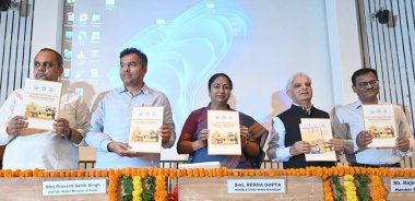 NEW DELHI INDIA Nisan 21 2025 Delhi Genel Sekreteri Rekha Gupta ile Sağlık Bakanı Pankaj Kumar Singh, Su Bakanı Parvesh Verma ve üye ve HoD, Ulusal Afet Yönetim Dairesi NDMA Rajendra Singh, Delhi dharmendra d.