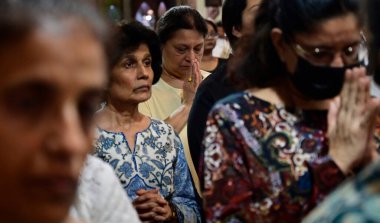 MUMBAI INDIA NİSAN 21 Nisan 2025 Hristiyan dinin takipçileri, 21 Nisan 2025 'te Hindistan' ın başkenti Mumbai 'de yapılan Kutsal İsim Kilisesi Katedrali' nde Papa Francis 'in resmi önünde taziyelerini sunarlar.