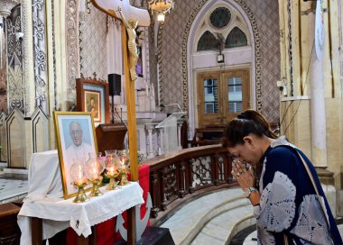 MUMBAI INDIA NİSAN 21 Nisan 2025 Hristiyan dinin takipçileri, 21 Nisan 2025 'te Hindistan' ın başkenti Mumbai 'de yapılan Kutsal İsim Kilisesi Katedrali' nde Papa Francis 'in resmi önünde taziyelerini sunarlar.