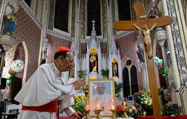 MUMBAI INDIA Nisan 21 2025 Kardinal Oswald Gracias merhum Papa Francis 'e saygılarını sunmak için 21 Nisan 2025' te Mumbai, Hindistan 'daki Kutsal İsim Kilisesi Katedrali' nde 88 yaşında öldü.
