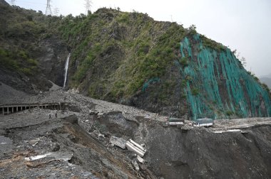 21 Nisan 2025 'te Hindistan' ın Ramban kentinde meydana gelen sağanak yağış sonrasında engellenmiş bir Srinagar-Jammu ulusal otoyolunun görüntüsü Jammu ve Kashmir 'in Ramban ilçesinde sel ve toprak kaymalarına yol açtı.