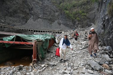 21 Nisan 2025 'te Hindistan' ın Ramban kentinde meydana gelen sağanak yağış sonrasında engellenmiş bir Srinagar-Jammu ulusal otoyolunda yürüyen 21 Nisan 2025 'de, Jammu ve Kashmir' in Ramban ilçesinde sel ve toprak kaymalarına yol açan sağanak sonucu üç kişi hayatını kaybetti.