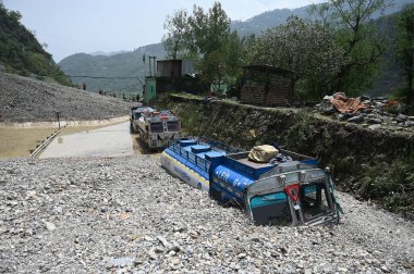 21 Nisan 2025 'te Hindistan' ın Ramban kentinde meydana gelen sağanak yağış sonrasında Srinagar-Jammu ulusal otoyolundaki enkaz altında gömülü 21 Nisan 2025 tarihli RAMBAN INDIA APRIL