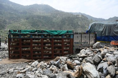 21 Nisan 2025 'te Hindistan' ın Ramban kentinde meydana gelen sağanak yağış sonrasında Srinagar-Jammu ulusal otoyolundaki enkaz altında gömülü 21 Nisan 2025 tarihli RAMBAN INDIA APRIL