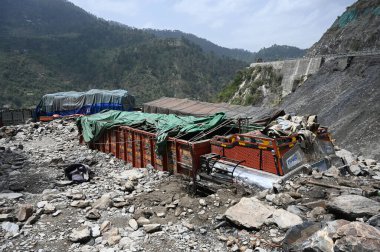 21 Nisan 2025 'te Hindistan' ın Ramban kentinde meydana gelen sağanak yağış sonrasında Srinagar-Jammu ulusal otoyolundaki enkaz altında gömülü 21 Nisan 2025 tarihli RAMBAN INDIA APRIL