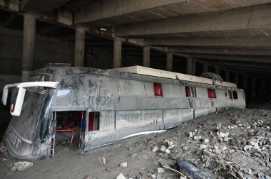 21 Nisan 2025 'te Hindistan' ın Ramban kentinde meydana gelen sağanak yağış sonrasında Srinagar-Jammu ulusal otoyolundaki enkaz altında gömülü 21 Nisan 2025 tarihli RAMBAN INDIA APRIL