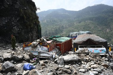 21 Nisan 2025 'te Hindistan' ın Ramban kentinde meydana gelen sağanak yağış sonrasında Srinagar-Jammu ulusal otoyolundaki enkaz altında gömülü 21 Nisan 2025 tarihli RAMBAN INDIA APRIL