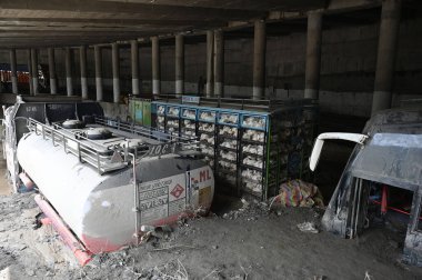 21 Nisan 2025 'te Hindistan' ın Ramban kentinde meydana gelen sağanak yağış sonrasında Srinagar-Jammu ulusal otoyolundaki enkaz altında gömülü 21 Nisan 2025 tarihli RAMBAN INDIA APRIL