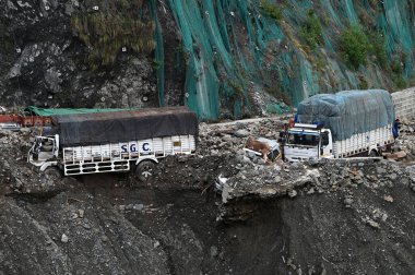 21 Nisan 2025 'te Hindistan' ın Ramban kentinde meydana gelen sağanak yağış sonrasında Srinagar-Jammu ulusal otoyolundaki enkaz altında gömülü 21 Nisan 2025 tarihli RAMBAN INDIA APRIL