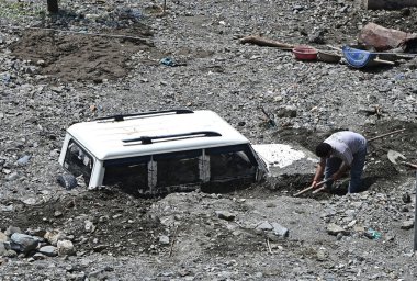 21 Nisan 2025 'te Hindistan' ın Ramban kentinde meydana gelen sağanak yağış sonrasında Srinagar-Jammu ulusal otoyolundaki enkaz altında gömülü 21 Nisan 2025 tarihli RAMBAN INDIA APRIL
