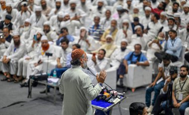 NEW DELHI INDIA APRIL 22 Nisan 2025 AIMIM başkanı Asaduddin Owaisi, 22 Nisan 2025 'te Talkatora Stadyumu' nda Yeni Delhi Hindistan Fotoğrafları 'nda 2025 sayılı Waqf Kanunu' na karşı tüm Hindistan Müslüman Kişisel Hukuk Kurulu tarafından düzenlenen Save Waqf Konferansı sırasında bir konuşma yaptı.