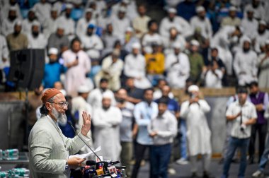 NEW DELHI INDIA APRIL 22 Nisan 2025 AIMIM başkanı Asaduddin Owaisi, 22 Nisan 2025 'te Talkatora Stadyumu' nda Yeni Delhi Hindistan Fotoğrafları 'nda 2025 sayılı Waqf Kanunu' na karşı tüm Hindistan Müslüman Kişisel Hukuk Kurulu tarafından düzenlenen Save Waqf Konferansı sırasında bir konuşma yaptı.