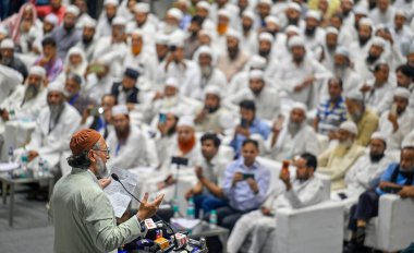 NEW DELHI INDIA APRIL 22 Nisan 2025 AIMIM başkanı Asaduddin Owaisi, 22 Nisan 2025 'te Talkatora Stadyumu' nda Yeni Delhi Hindistan Fotoğrafları 'nda 2025 sayılı Waqf Kanunu' na karşı tüm Hindistan Müslüman Kişisel Hukuk Kurulu tarafından düzenlenen Save Waqf Konferansı sırasında bir konuşma yaptı.