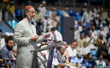 NEW DELHI INDIA APRIL 22 Nisan 2025 AIMIM başkanı Asaduddin Owaisi, 22 Nisan 2025 'te Talkatora Stadyumu' nda Yeni Delhi Hindistan Fotoğrafları 'nda 2025 sayılı Waqf Kanunu' na karşı tüm Hindistan Müslüman Kişisel Hukuk Kurulu tarafından düzenlenen Save Waqf Konferansı sırasında bir konuşma yaptı.