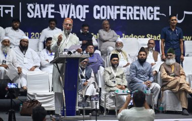 NEW DELHI INDIA APRIL 22 Nisan 2025 AIMIM başkanı Asaduddin Owaisi, 22 Nisan 2025 'te Talkatora Stadyumu' nda Yeni Delhi Hindistan Fotoğrafları 'nda 2025 sayılı Waqf Kanunu' na karşı tüm Hindistan Müslüman Kişisel Hukuk Kurulu tarafından düzenlenen Save Waqf Konferansı sırasında bir konuşma yaptı.