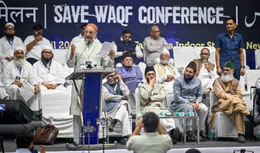 NEW DELHI INDIA APRIL 22 Nisan 2025 AIMIM başkanı Asaduddin Owaisi, 22 Nisan 2025 'te Talkatora Stadyumu' nda Yeni Delhi Hindistan Fotoğrafları 'nda 2025 sayılı Waqf Kanunu' na karşı tüm Hindistan Müslüman Kişisel Hukuk Kurulu tarafından düzenlenen Save Waqf Konferansı sırasında bir konuşma yaptı.
