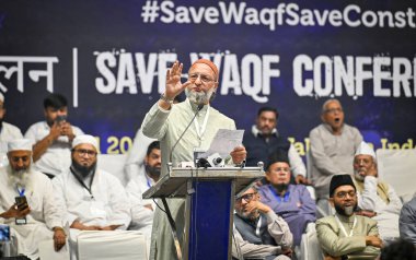 NEW DELHI INDIA APRIL 22 Nisan 2025 AIMIM başkanı Asaduddin Owaisi, 22 Nisan 2025 'te Talkatora Stadyumu' nda Yeni Delhi Hindistan Fotoğrafları 'nda 2025 sayılı Waqf Kanunu' na karşı tüm Hindistan Müslüman Kişisel Hukuk Kurulu tarafından düzenlenen Save Waqf Konferansı sırasında bir konuşma yaptı.