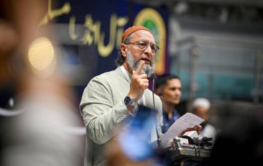NEW DELHI INDIA APRIL 22 Nisan 2025 AIMIM başkanı Asaduddin Owaisi, 22 Nisan 2025 'te Talkatora Stadyumu' nda Yeni Delhi Hindistan Fotoğrafları 'nda 2025 sayılı Waqf Kanunu' na karşı tüm Hindistan Müslüman Kişisel Hukuk Kurulu tarafından düzenlenen Save Waqf Konferansı sırasında bir konuşma yaptı.