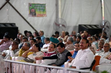 NEW DELHI INDIA 22 Nisan 2025 BJP liderleri Venkaiah Naidu JP Nadda Nitin Gadkari Piyush Goyal ve diğer liderler 22 Nisan 2025 'de DDU Marg' da yeni ABVP ofisi Yashwant 'ın açılışında Salman Ali Hindustan Times
