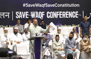 NEW DELHI INDIA APRIL 22 Nisan 2025 AIMIM başkanı Asaduddin Owaisi, Hindistan 'daki tüm Müslüman Kişisel Hukuk Kurulu' nun 22 Nisan 2025 tarihinde Yeni Delhi Hindistan 'da düzenlediği Waqf Yasa Değişikliği Kanunu' na karşı düzenlediği Save Waqf Konferansı sırasında konuşuyor.