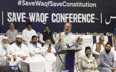 NEW DELHI INDIA APRIL 22 Nisan 2025 AIMIM başkanı Asaduddin Owaisi, Hindistan 'daki tüm Müslüman Kişisel Hukuk Kurulu' nun 22 Nisan 2025 tarihinde Yeni Delhi Hindistan 'da düzenlediği Waqf Yasa Değişikliği Kanunu' na karşı düzenlediği Save Waqf Konferansı sırasında konuşuyor.