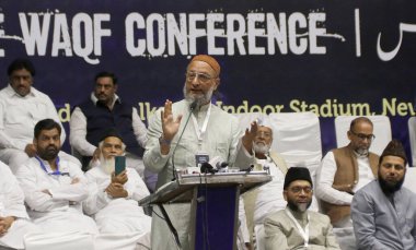 NEW DELHI INDIA APRIL 22 Nisan 2025 AIMIM başkanı Asaduddin Owaisi, Hindistan 'daki tüm Müslüman Kişisel Hukuk Kurulu' nun 22 Nisan 2025 tarihinde Yeni Delhi Hindistan 'da düzenlediği Waqf Yasa Değişikliği Kanunu' na karşı düzenlediği Save Waqf Konferansı sırasında konuşuyor.