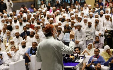 NEW DELHI INDIA APRIL 22 Nisan 2025 AIMIM başkanı Asaduddin Owaisi, Hindistan 'daki tüm Müslüman Kişisel Hukuk Kurulu' nun 22 Nisan 2025 tarihinde Yeni Delhi Hindistan 'da düzenlediği Waqf Yasa Değişikliği Kanunu' na karşı düzenlediği Save Waqf Konferansı sırasında konuşuyor.