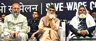 NEW DELHI INDIA 22 Nisan 2025 AIMIM başkanı Asaduddin Owaisi Ajmer Şerifi Khadim Dargah Seyit Sarwar Chishty ile birlikte 22 Nisan 2025 'de Waqf Yasa Değişikliği Kanunu' na karşı tüm Hindistan Müslüman Kişisel Hukuk Kurulu tarafından düzenlenen Save Waqf Konferansına katıldılar.