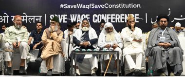 NEW DELHI INDIA 22 Nisan 2025 AIMIM başkanı Asaduddin Owaisi Ajmer Şerifi Khadim Dargah Seyit Sarwar Chishty ile birlikte 22 Nisan 2025 'de Waqf Yasa Değişikliği Kanunu' na karşı tüm Hindistan Müslüman Kişisel Hukuk Kurulu tarafından düzenlenen Save Waqf Konferansına katıldılar.