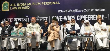 NEW DELHI INDIA 22 Nisan 2025 AIMIM başkanı Asaduddin Owaisi Ajmer Şerifi Khadim Dargah Seyit Sarwar Chishty ile birlikte 22 Nisan 2025 'de Waqf Yasa Değişikliği Kanunu' na karşı tüm Hindistan Müslüman Kişisel Hukuk Kurulu tarafından düzenlenen Save Waqf Konferansına katıldılar.