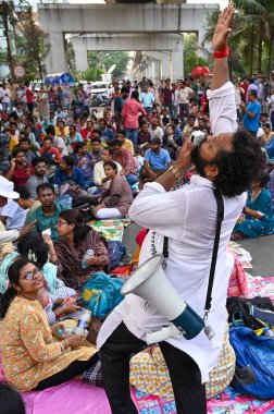 KOLKATA INDIA 22 Nisan 2025 Yüksek Mahkeme kararı sonrasında işini kaybeden Batı Bengal Öğretmenleri 22 Nisan 2025 'te Kolkata Hindistan' da 25 753 öğretmen ve olmayan ve öğretmenlik yapan Okul Hizmet Komisyonu SSC 'nin önünde oturup protesto etmeye devam ediyor.