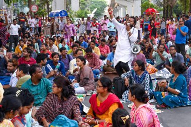 KOLKATA INDIA 22 Nisan 2025 Yüksek Mahkeme kararı sonrasında işini kaybeden Batı Bengal Öğretmenleri 22 Nisan 2025 'te Kolkata Hindistan' da 25 753 öğretmen ve olmayan ve öğretmenlik yapan Okul Hizmet Komisyonu SSC 'nin önünde oturup protesto etmeye devam ediyor.