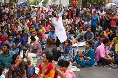 KOLKATA INDIA 22 Nisan 2025 Yüksek Mahkeme kararı sonrasında işini kaybeden Batı Bengal Öğretmenleri 22 Nisan 2025 'te Kolkata Hindistan' da 25 753 öğretmen ve olmayan ve öğretmenlik yapan Okul Hizmet Komisyonu SSC 'nin önünde oturup protesto etmeye devam ediyor.