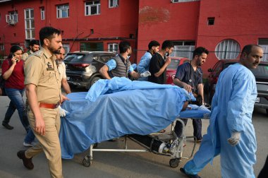 ANANTNAG INDIA 22 Nisan 2025 Paramedikler Anantnag Hindistan 'da 22 Nisan 2025 tarihinde bir hastanede yaralı bir turist taşıdı. Jammu ve Kaşmir' in Pahalgam ilçesinde meydana gelen terör saldırısında 20 'den fazla turist hayatını kaybetti ve çok sayıda yaralı var.