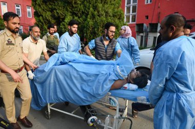 ANANTNAG INDIA 22 Nisan 2025 Paramedikler Anantnag Hindistan 'da 22 Nisan 2025 tarihinde bir hastanede yaralı bir turist taşıdı. Jammu ve Kaşmir' in Pahalgam ilçesinde meydana gelen terör saldırısında 20 'den fazla turist hayatını kaybetti ve çok sayıda yaralı var.