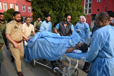 ANANTNAG INDIA 22 Nisan 2025 Paramedikler Anantnag Hindistan 'da 22 Nisan 2025 tarihinde bir hastanede yaralı bir turist taşıdı. Jammu ve Kaşmir' in Pahalgam ilçesinde meydana gelen terör saldırısında 20 'den fazla turist hayatını kaybetti ve çok sayıda yaralı var.