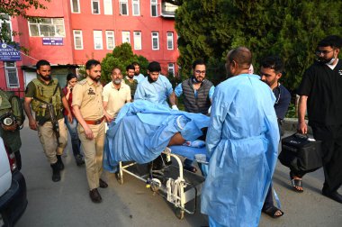 ANANTNAG INDIA 22 Nisan 2025 Paramedikler Anantnag Hindistan 'da 22 Nisan 2025 tarihinde bir hastanede yaralı bir turist taşıdı. Jammu ve Kaşmir' in Pahalgam ilçesinde meydana gelen terör saldırısında 20 'den fazla turist hayatını kaybetti ve çok sayıda yaralı var.