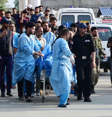 ANANTNAG INDIA 22 Nisan 2025 Paramedikler Anantnag Hindistan 'da 22 Nisan 2025 tarihinde bir hastanede yaralı bir turist taşıdı. Jammu ve Kaşmir' in Pahalgam ilçesinde meydana gelen terör saldırısında 20 'den fazla turist hayatını kaybetti ve çok sayıda yaralı var.