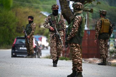22 Nisan 2025 'te Pahalgam yakınlarında nöbet tutan ANANANTNAG INDIA 22 Nisan 2025 Paramiliter askerleri Anantnag Hindistan' da 20 'den fazla turist hayatını kaybetti ve Jammu ve Kaşmir' in Anantnag ilçesindeki Pahalgam 'da meydana gelen terör saldırısında çok sayıda yaralı var.