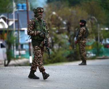 22 Nisan 2025 'te Pahalgam yakınlarında nöbet tutan ANANANTNAG INDIA 22 Nisan 2025 Paramiliter askerleri Anantnag Hindistan' da 20 'den fazla turist hayatını kaybetti ve Jammu ve Kaşmir' in Anantnag ilçesindeki Pahalgam 'da meydana gelen terör saldırısında çok sayıda yaralı var.