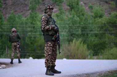 22 Nisan 2025 'te Pahalgam yakınlarında nöbet tutan ANANANTNAG INDIA 22 Nisan 2025 Paramiliter askerleri Anantnag Hindistan' da 20 'den fazla turist hayatını kaybetti ve Jammu ve Kaşmir' in Anantnag ilçesindeki Pahalgam 'da meydana gelen terör saldırısında çok sayıda yaralı var.