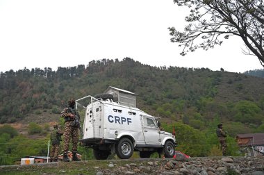 22 Nisan 2025 'te Pahalgam yakınlarında nöbet tutan ANANANTNAG INDIA 22 Nisan 2025 Paramiliter askerleri Anantnag Hindistan' da 20 'den fazla turist hayatını kaybetti ve Jammu ve Kaşmir' in Anantnag ilçesindeki Pahalgam 'da meydana gelen terör saldırısında çok sayıda yaralı var.