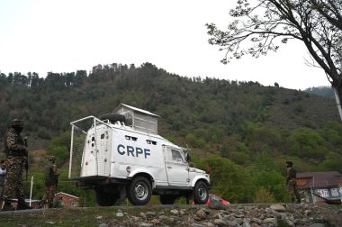 22 Nisan 2025 'te Pahalgam yakınlarında nöbet tutan ANANANTNAG INDIA 22 Nisan 2025 Paramiliter askerleri Anantnag Hindistan' da 20 'den fazla turist hayatını kaybetti ve Jammu ve Kaşmir' in Anantnag ilçesindeki Pahalgam 'da meydana gelen terör saldırısında çok sayıda yaralı var.