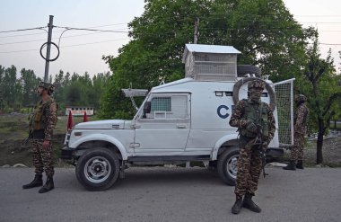 22 Nisan 2025 'te Pahalgam yakınlarında nöbet tutan ANANANTNAG INDIA 22 Nisan 2025 Paramiliter askerleri Anantnag Hindistan' da 20 'den fazla turist hayatını kaybetti ve Jammu ve Kaşmir' in Anantnag ilçesindeki Pahalgam 'da meydana gelen terör saldırısında çok sayıda yaralı var.