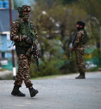 22 Nisan 2025 'te Pahalgam yakınlarında nöbet tutan ANANANTNAG INDIA 22 Nisan 2025 Paramiliter askerleri Anantnag Hindistan' da 20 'den fazla turist hayatını kaybetti ve Jammu ve Kaşmir' in Anantnag ilçesindeki Pahalgam 'da meydana gelen terör saldırısında çok sayıda yaralı var.