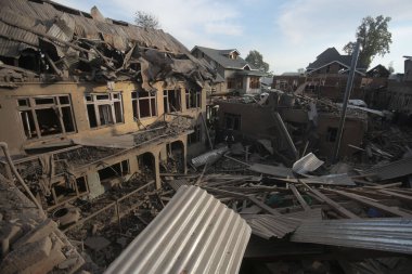 SRINAGAR, INDIA - 26 Nisan 2025 'te Srinagar' ın güneyindeki Murran köyü Pulwama 'da Pahalgam turist saldırısına karıştığından şüphelenilen militan Ahsan Ul Haq Sheikh' in evi, 26 Nisan 2025 'te Hindistan' ın Srinagar kentinde yıkıldı.. 