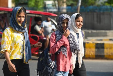 NOIDA, INDIA - 27 Nisan - Delhi-NCR 'de sıcaklık artarken, Hindistan' ın Noida şehrinde 27 Nisan 2025 'te 38A sektöründeki sıcaktan kaçmak için banliyö sakinleri başlarını örtüyor. En yüksek sıcaklık 41 derece civarındaydı ve en düşük sıcaklık da etraftaydı. 