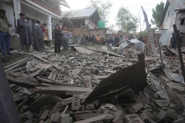 SRINAGAR, INDIA - 26 Nisan 2025 'te Srinagar' ın güneyindeki Murran köyü Pulwama 'da Pahalgam turist saldırısına karıştığından şüphelenilen militan Ahsan Ul Haq Sheikh' in evi, 26 Nisan 2025 'te Hindistan' ın Srinagar kentinde yıkıldı.. 