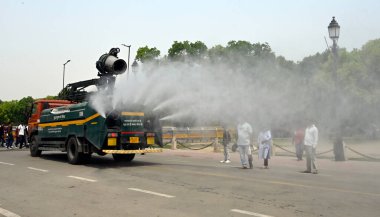 NEW DELHI, INDIA - 27 Nisan 2025 'te Yeni Delhi, Hindistan' da ulusal başkentlerin hava kalitesi sıcak bir günde bozulduktan sonra, Kartavya Yolu 'nun dışındaki yollara su serptiler..